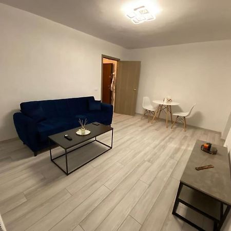 בראשוב Black& White Apartment מראה חיצוני תמונה