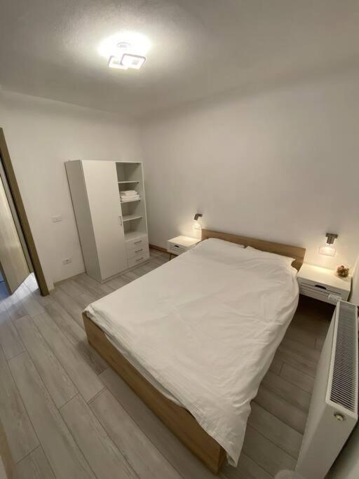 בראשוב Black& White Apartment מראה חיצוני תמונה