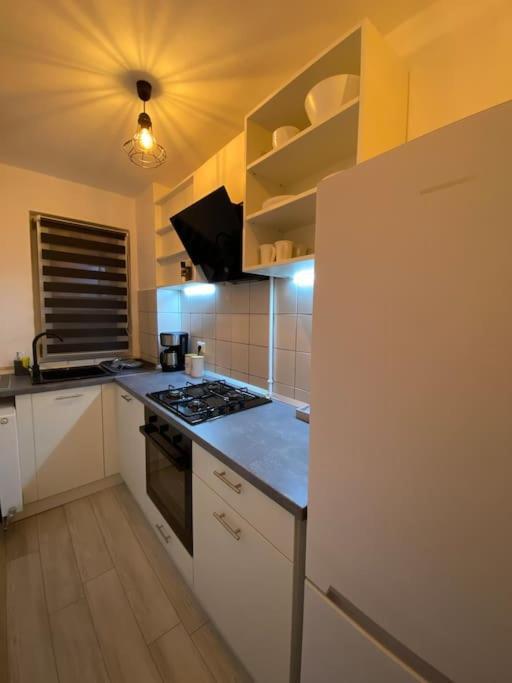בראשוב Black& White Apartment מראה חיצוני תמונה